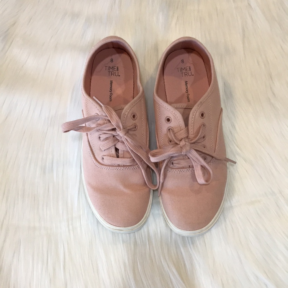 pink tennis shoes